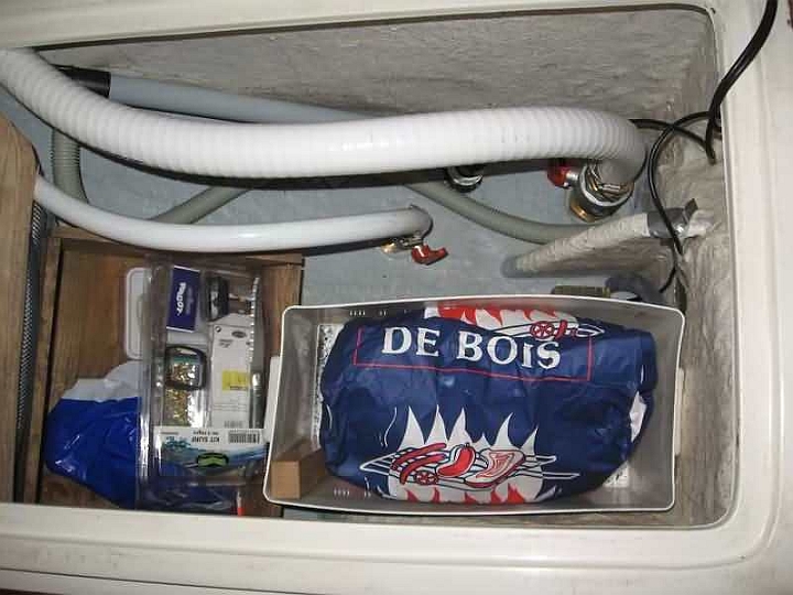 peinture pont 2008b 010.jpg - le coffre en dessous de la banquette du carré qui est en dessous du tableau electrique on voit les vannes neuves des wc
